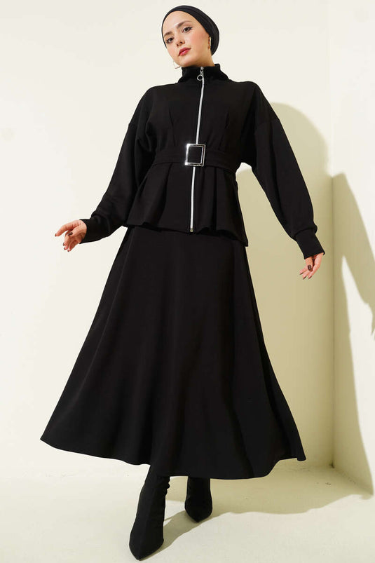 Zweiteiliges Set in Schwarz mit Loyache-Rock mit Gürtel und Abnähern.