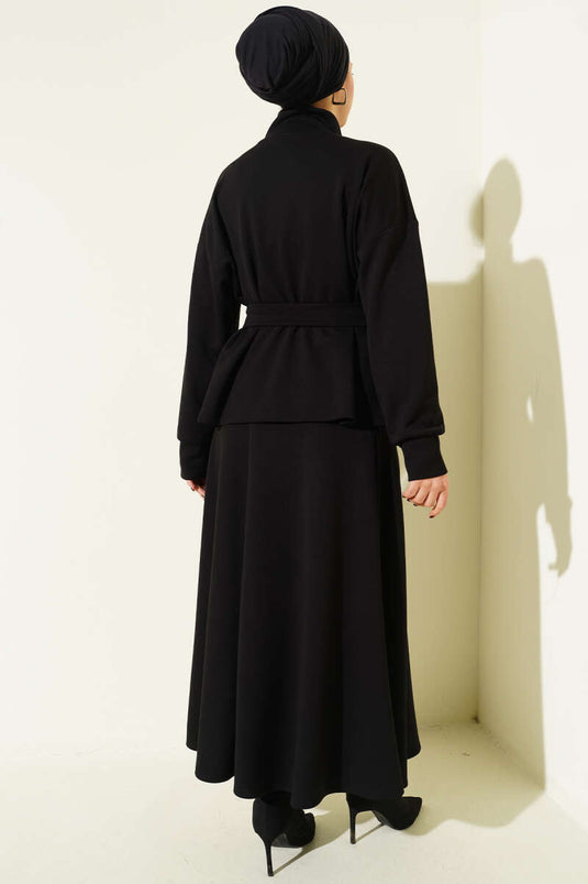 Zweiteiliges Set in Schwarz mit Loyache-Rock mit Gürtel und Abnähern.