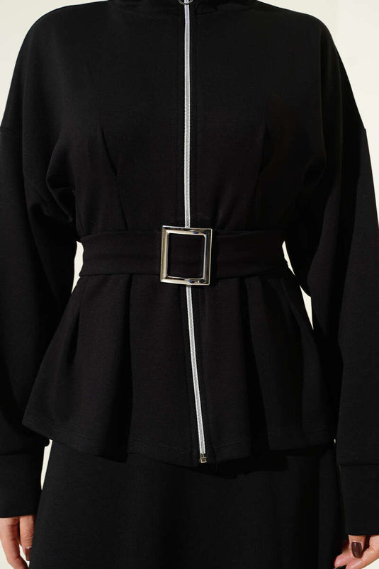 Zweiteiliges Set in Schwarz mit Loyache-Rock mit Gürtel und Abnähern.