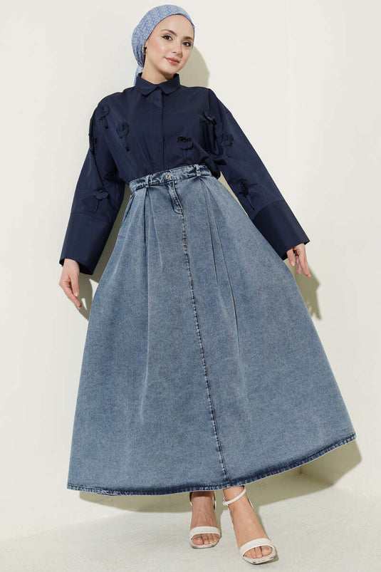 Jupe en jean bleu clair avec plis et poches