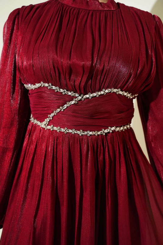 Abendkleid mit Taillenband, Steinen und Raffungen in Bordeaux