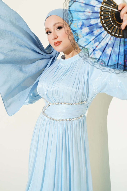 Abendkleid mit Taillenband, Steinbesatz und Raffungen, Blau