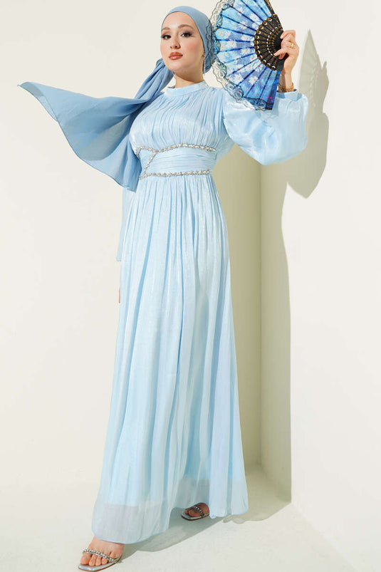 Abendkleid mit Taillenband, Steinbesatz und Raffungen, Blau