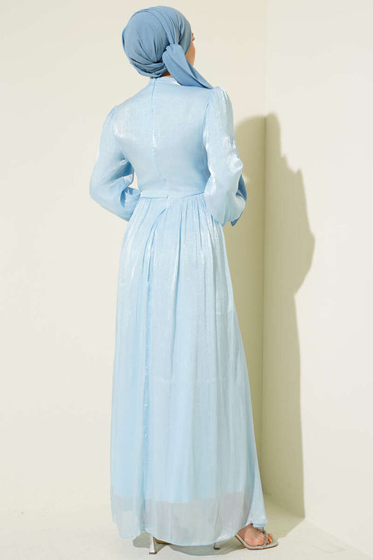 Abendkleid mit Taillenband, Steinbesatz und Raffungen, Blau