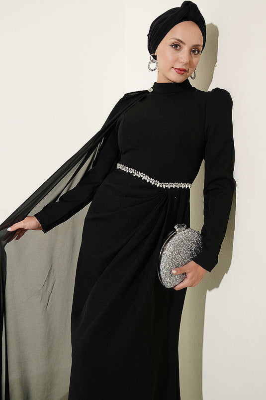 Robe De Soirée Noire Avec Cape Et Détails De Pierres