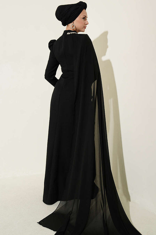 Robe De Soirée Noire Avec Cape Et Détails De Pierres