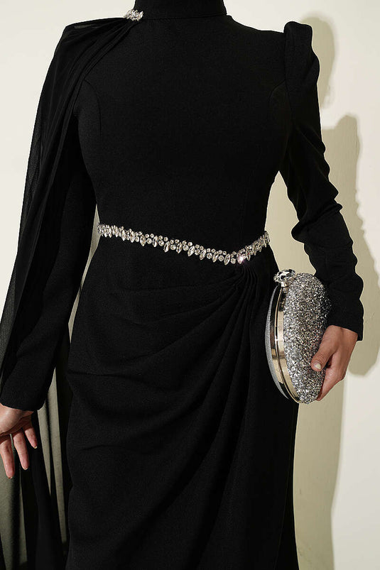 Robe De Soirée Noire Avec Cape Et Détails De Pierres