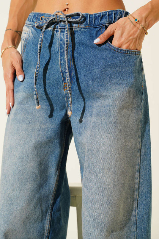 Jean en denim bleu à cordon de serrage et taille élastiquée