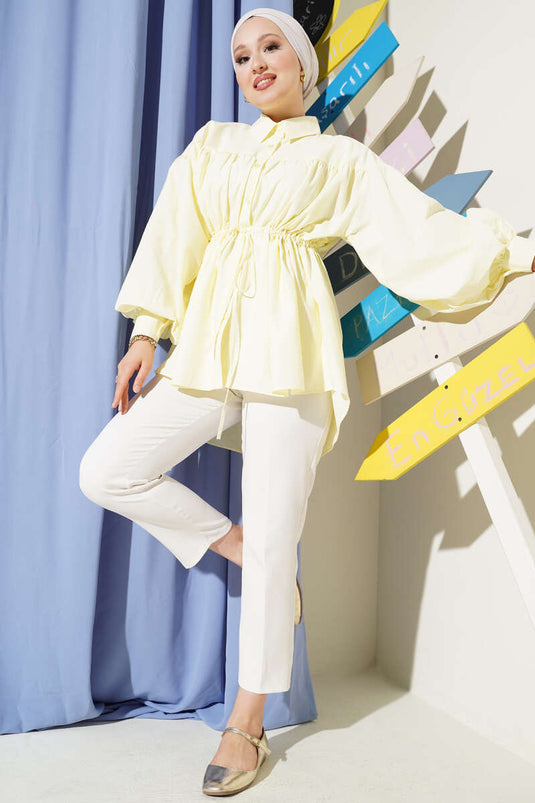 Chemise jaune à détails froncés et tunnel à la taille