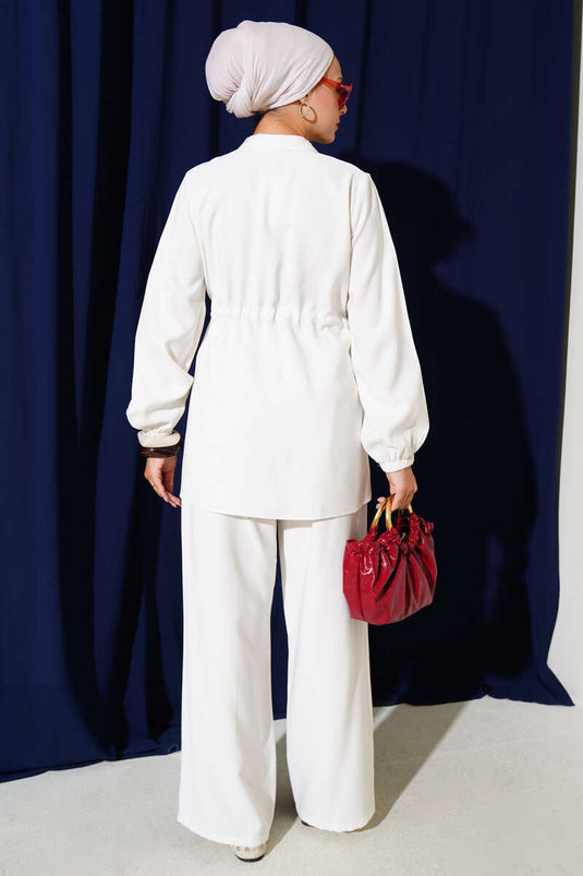 طقم من قطعتين من قماش تينسيل مع جيب على الخصر باللون الأبيض