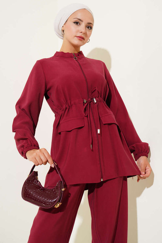 بدلة من قطعتين من قماش التنسل مع جيب على الخصر باللون الأحمر القرمزي