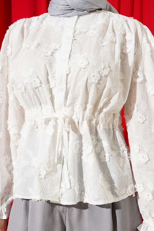 Chemise écrue à broderie florale avec ceinture en tissu