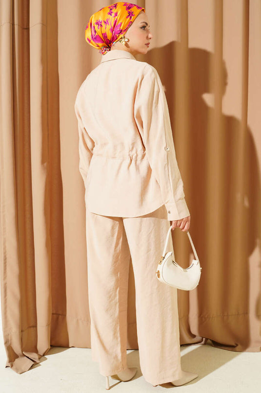 طقم من قطعتين مع نفق للخصر وجيوب مزدوجة، بيج.