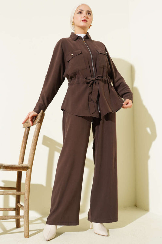 طقم من قطعتين مع حزام خصر وجيبين مزدوجين، لون بني قهوة
