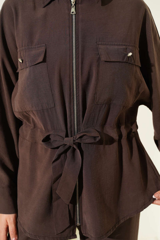 طقم من قطعتين مع حزام خصر وجيبين مزدوجين، لون بني قهوة