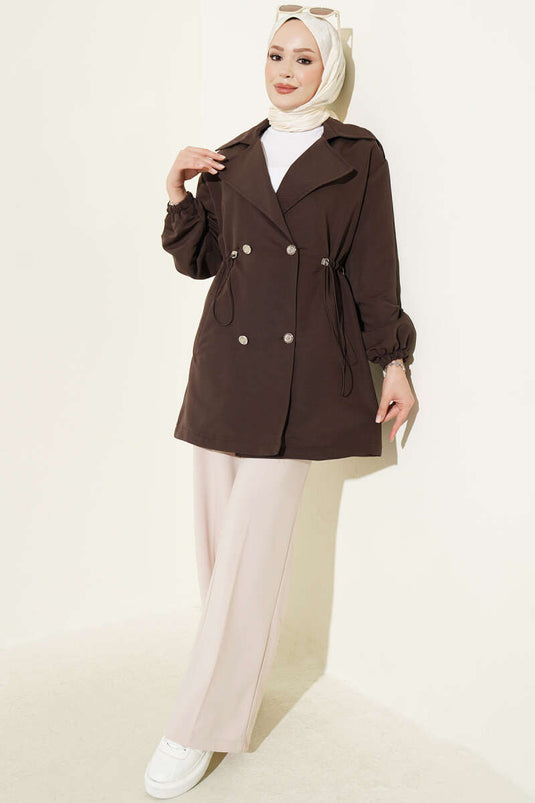 Gürteltrenchcoat Mit Knöpfen In Warmem Kaffee