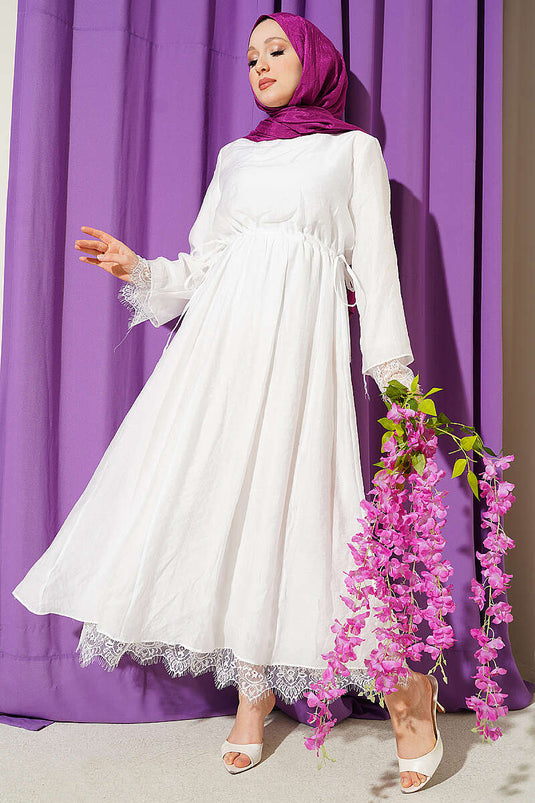 Robe Blanche Élégante Avec Détails En Dentelle