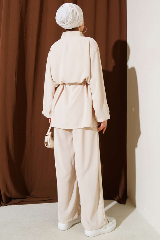 Costume deux pièces beige avec poche zippée et rabat