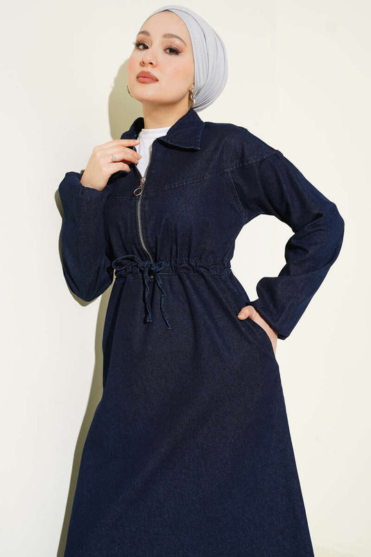 فستان جينز أزرق كحلي بياقة قميص مع فتحة على الصدر