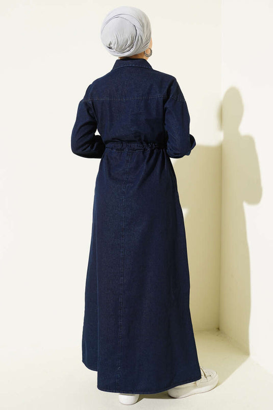 فستان جينز أزرق كحلي بياقة قميص مع فتحة على الصدر