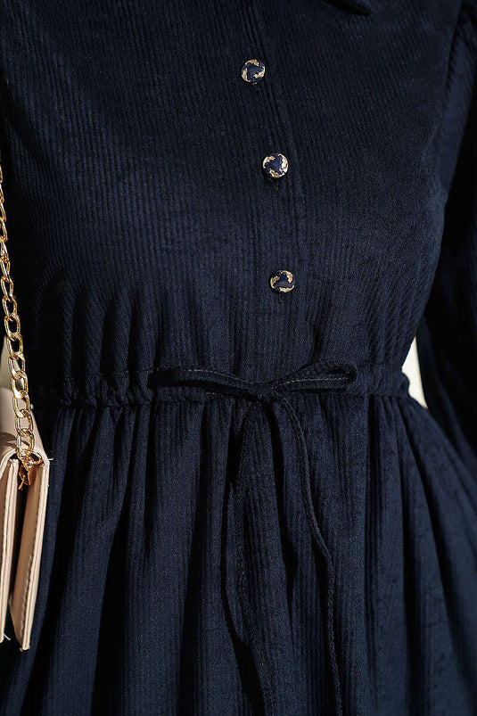 Blaue Samtkleid Mit Gürtel