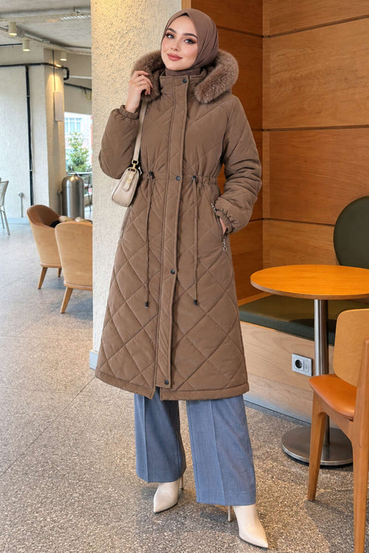 Manteau Matelassé Avec Ceinture Et Fourrure En Couleur Café