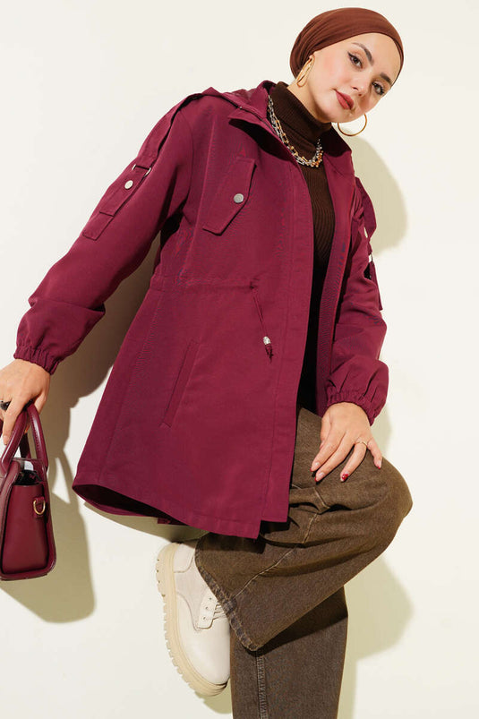 معطف واقٍ من المطر بغطاء رأس وحزام داخلي، لون عنابي