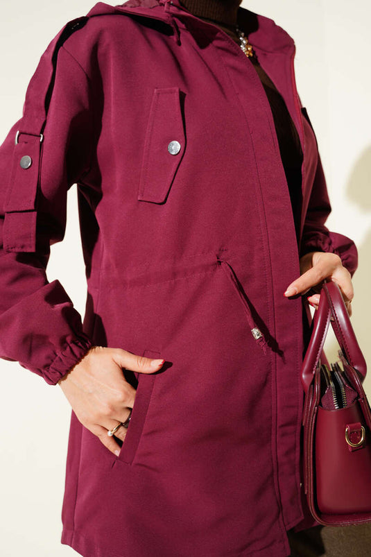 معطف واقٍ من المطر بغطاء رأس وحزام داخلي، لون عنابي