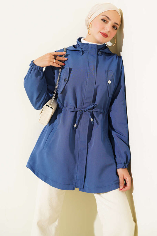 Indigoblauer Trenchcoat mit Kapuze und Gürtel