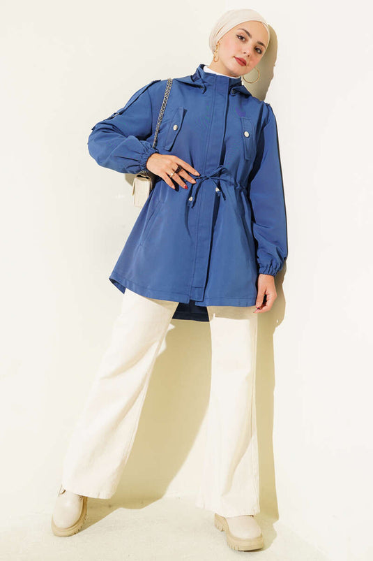 Indigoblauer Trenchcoat mit Kapuze und Gürtel