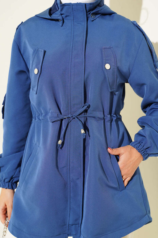 Indigoblauer Trenchcoat mit Kapuze und Gürtel