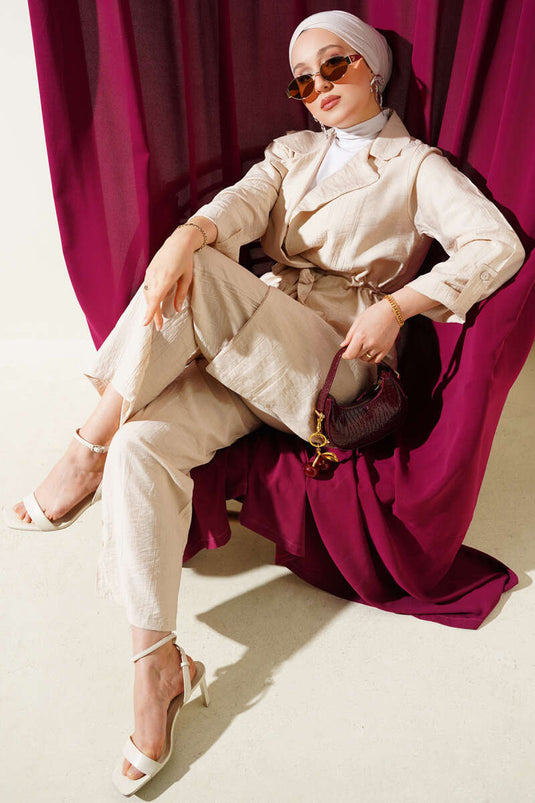 بدلة من قطعتين ذات صدر مزدوج وحزام خصر باللون البيج