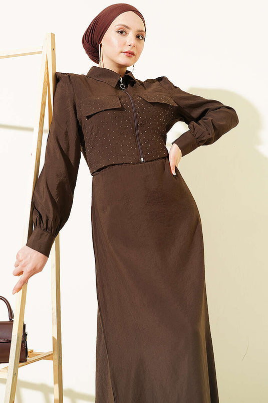 طقم جليلة مع جاكيت مزين بالأحجار وياقة بيل تونيل باللون البني