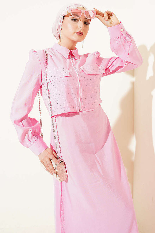 Ensemble robe salopette avec veste à pierres et ceinture rose