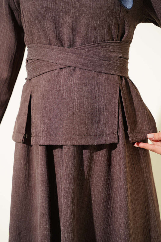 Ensemble Deux Pièces Avec Ceinture Et Jupe En Café