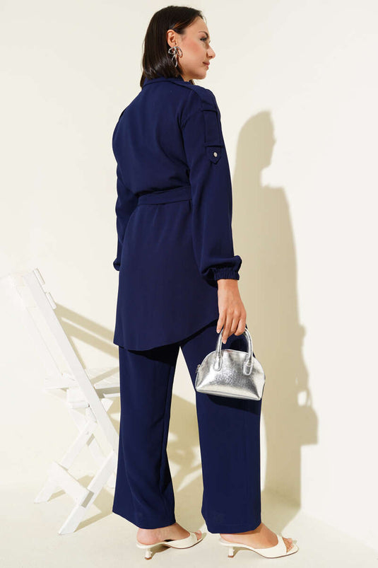 بدلة مكونة من قطعتين بأزرار ورباط على الخصر والكتف، باللون الأزرق الداكن