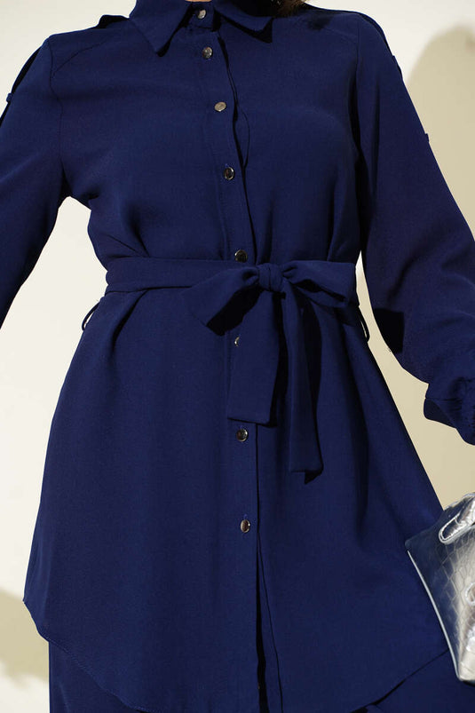 بدلة مكونة من قطعتين بأزرار ورباط على الخصر والكتف، باللون الأزرق الداكن