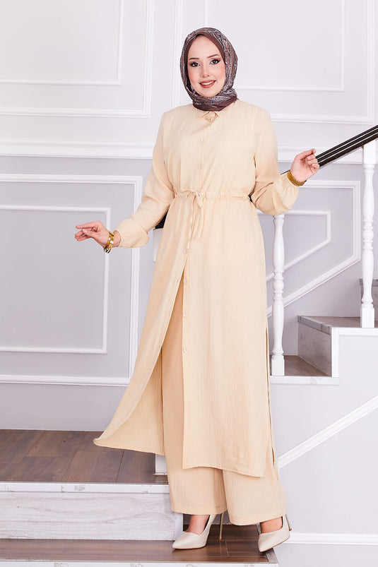 بدلة حجاب ببنطلون مربوط عند الخصر باللون البيج