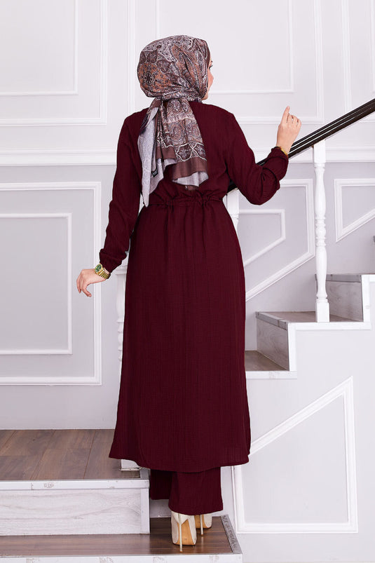 بدلة حجاب ببنطلون مربوط عند الخصر باللون الأحمر الداكن