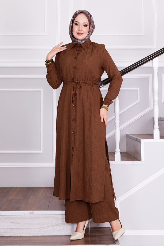 بدلة حجاب بنية اللون مع بنطلون مربوط عند الخصر