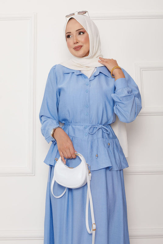 Costume deux pièces bleu ciel à jupe et ceinture nouée à la taille