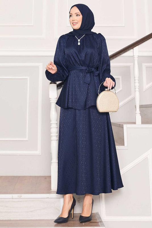 بدلة حجاب من الجاكار بتصميم مطوي عند الخصر باللون الأزرق الداكن