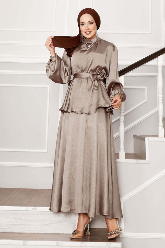 Tailleur jupe en satin avec ceinture plissée, vison