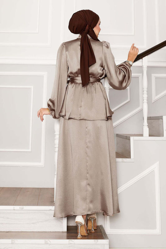 Tailleur jupe en satin avec ceinture plissée, vison