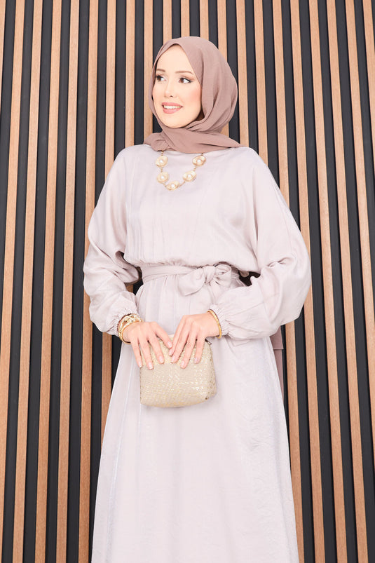 Robe hijab à manches chauve-souris et taille ornée de pierres