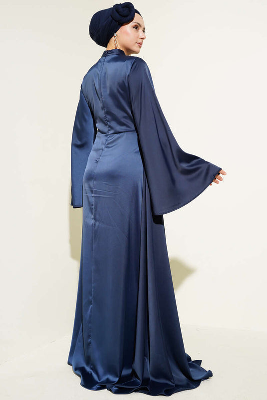 Robe de soirée en satin bleu marine avec ceinture et queue