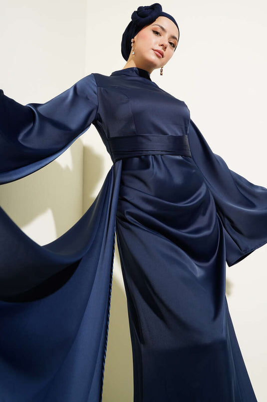 Robe de soirée en satin bleu marine avec ceinture et queue