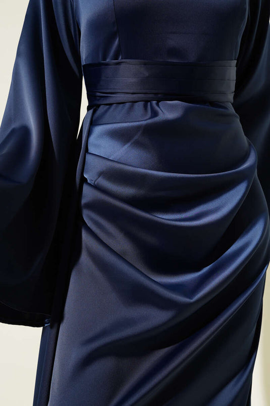 Robe de soirée en satin bleu marine avec ceinture et queue