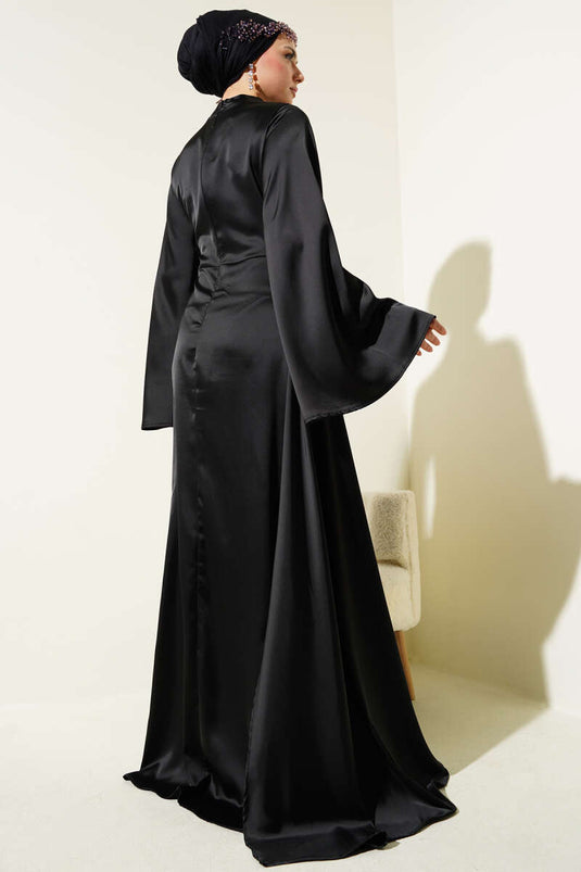 Robe de soirée en satin noire avec traîne à la taille