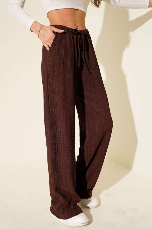 Hose aus knitterfreiem Stoff mit elastischem Bund, braun